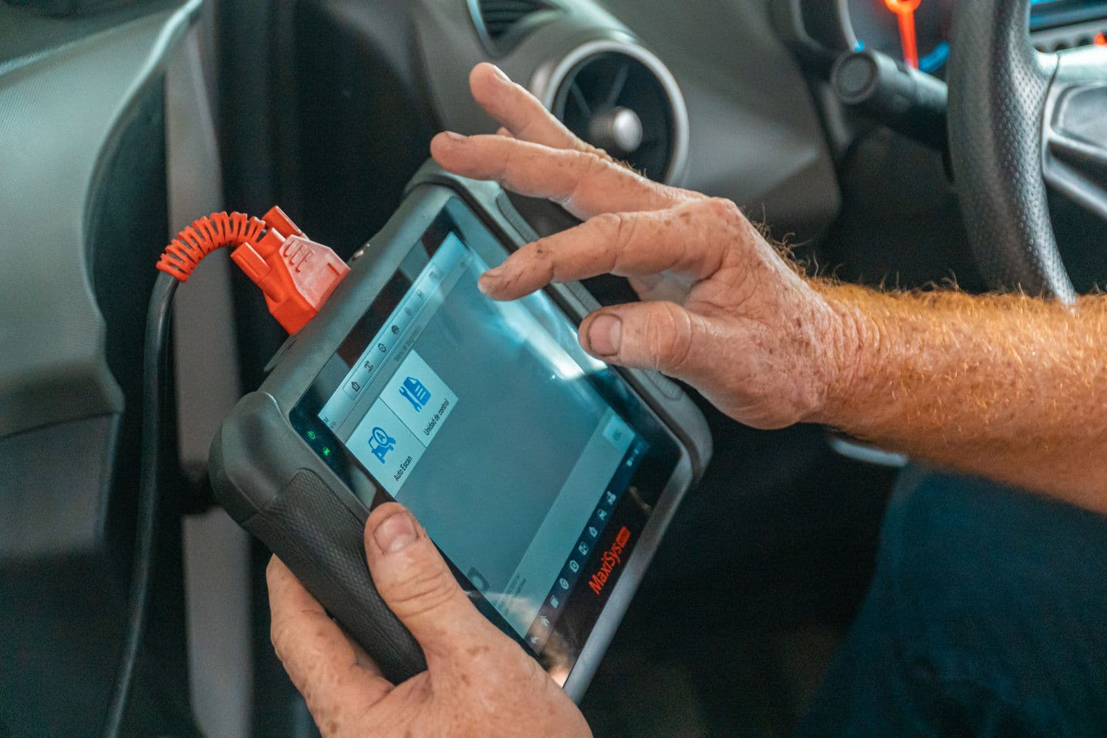 Un técnico usando un escáner de diagnóstico automotriz.