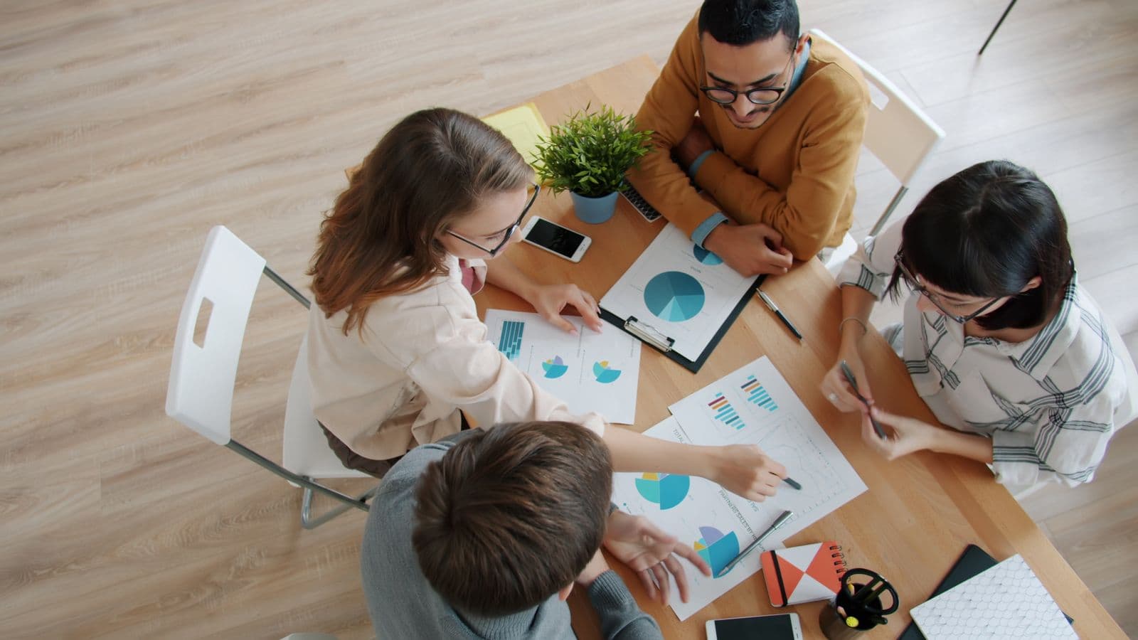 Un equipo revisando información empresarial en conjunto.