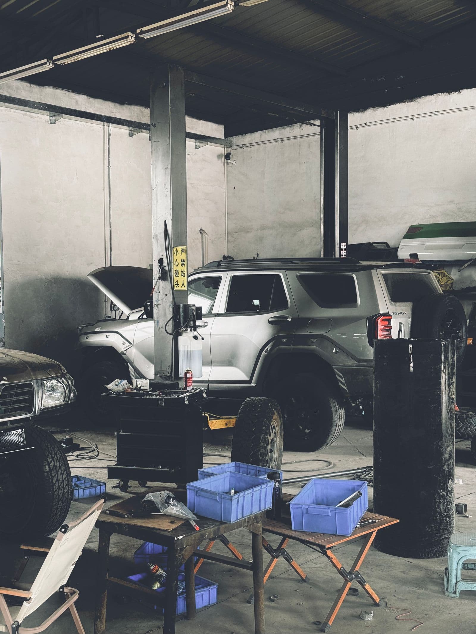Vehículos organizados dentro de un taller automotriz.